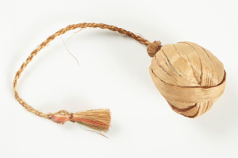 Early Maori poi made of plant materials. Image courtesy of the Museum of New Zealand Te Papa Tongarewa